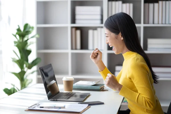 Genç Bir Kadın Yeni Başlayan Bir Kadınıdır Ofiste Oturur Mutlu — Stok fotoğraf