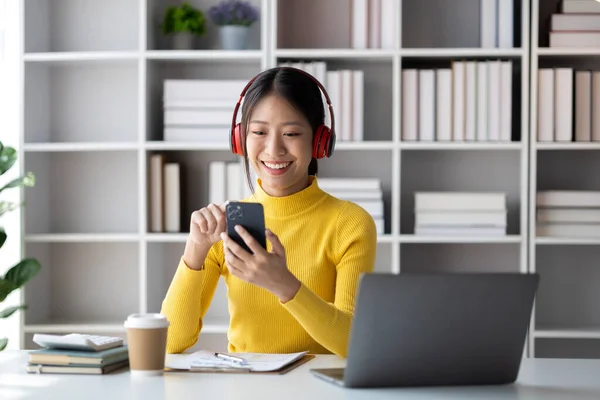 アジアの10代の女性は ラップトップで白いオフィスに座って 彼女は自宅でラップトップでオンラインで勉強している学生 大学生オンラインで勉強している オンラインウェブ教育の概念 — ストック写真