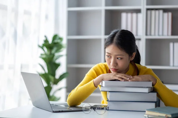 Mujer Adolescente Asiática Sentada Una Oficina Blanca Con Computadora Portátil — Foto de Stock