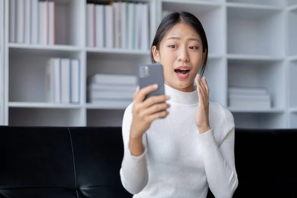 Belle Asiatique Jouant Téléphone Portable Dans Pause Travail Elle Est — Photo