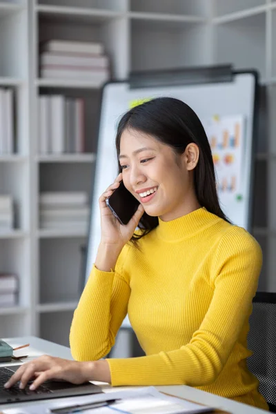 Молодая Женщина Начинающая Предпринимательница Разговаривает Телефону Управляет Управляет Своим Бизнесом — стоковое фото