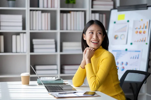 Una Mujer Joven Una Mujer Negocios Nueva Creación Que Sienta — Foto de Stock