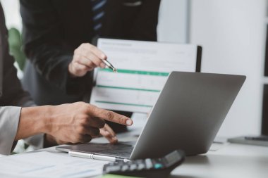 İki işadamı toplantı materyaline işaret ederek, ortak iş sorunlarını geliştirme ve çözme planında birlikte çalıştılar. Büyüme ve kalite için işletme yönetimi kavramı.