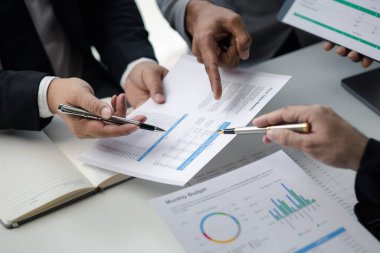 Toplantı odası atmosferi, finans konularında iş adamları bir araya geliyor, şirket finans sorunlarını planlamak ve çözmek için birlikte çalışıyorlar. İş yönetimi ve finans kavramı.