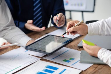 Satış departmanı bunu bölüm müdürüne götürmek için aylık bir toplantı yapıyor. Müdüre götürmeden önce hazırlanan belgelerin doğruluğunu kontrol ediyorlar.