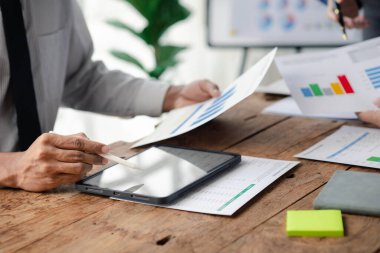 Satış departmanı bunu bölüm müdürüne götürmek için aylık bir toplantı yapıyor. Müdüre götürmeden önce hazırlanan belgelerin doğruluğunu kontrol ediyorlar.