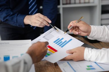 Satış departmanı bunu bölüm müdürüne götürmek için aylık bir toplantı yapıyor. Müdüre götürmeden önce hazırlanan belgelerin doğruluğunu kontrol ediyorlar.