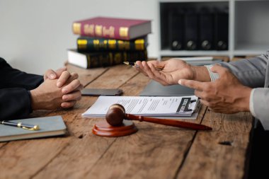 Müşteri, zimmete para geçirme davasında danışmanlık yapan bir avukatı dinliyordu. Davalı aleyhinde dava açmak için davanın detaylarını ve delil toplamayı anlatıyordu. Dava açma kavramı..