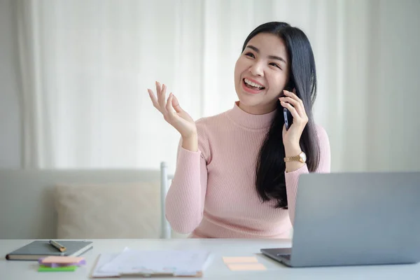 Beautiful Asian Woman Executives Business Executives Marketing Executives Talking Phone — 图库照片