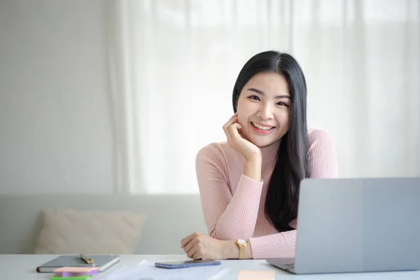 Beautiful Asian Businesswoman Sitting Her Private Office She Checking Company — ストック写真
