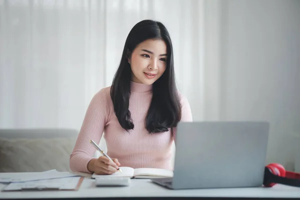彼女のプライベートオフィスに座っている美しいアジアの実業家 彼女は会社の財務書類をチェックしている 彼女はスタートアップ企業の女性経営者です 財務管理の考え方 — ストック写真