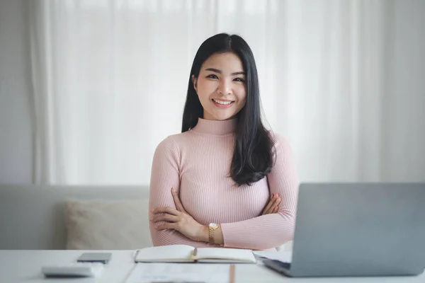 彼女のプライベートオフィスに座っている美しいアジアの実業家 彼女は会社の財務書類をチェックしている 彼女はスタートアップ企業の女性経営者です 財務管理の考え方 — ストック写真