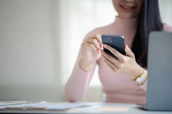 Ung Affärskvinna Tittar Finansiell Information Från Mobiltelefon Hon Kontrollerar Företagets — Stockfoto