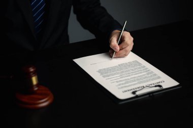 Avukatlar, ofisteki avukatlar ve müvekkillerin davayı kazanması için savunma ve planlamada kullanılacak yasal belgeler. Hukuku destekleyen ve müvekkillere hukuki davalarda yardım eden avukat kavramı.