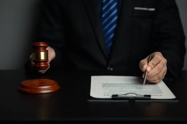 Avukatlar, ofisteki avukatlar ve müvekkillerin davayı kazanması için savunma ve planlamada kullanılacak yasal belgeler. Hukuku destekleyen ve müvekkillere hukuki davalarda yardım eden avukat kavramı.