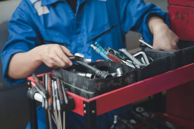 Araç raflarında otomobil tamir araçlarını arayan profesyonel araba tamircileri, her türlü otomobil uzmanları, uzman oto tamircileri ve akredite edilmiş otomobil tamir merkezleri.