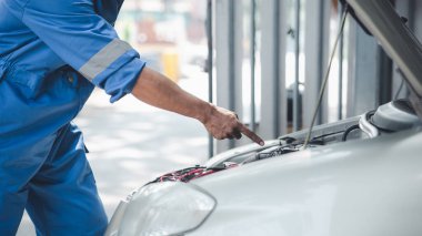 Tamir için arabanın motorunu kontrol eden profesyonel bir tamirci, her türlü otomobil uzmanı, uzman oto tamir ve standart oto tamir merkezleri..