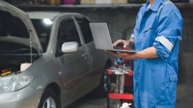 Profesyonel tamirciler, müşterinin tamir için getirilen onarım bilgilerinin, her türlü araba uzmanlarının, uzman araba tamiratlarının ve standart araba tamir merkezlerinin kontrol edilmesine yardımcı oluyor..