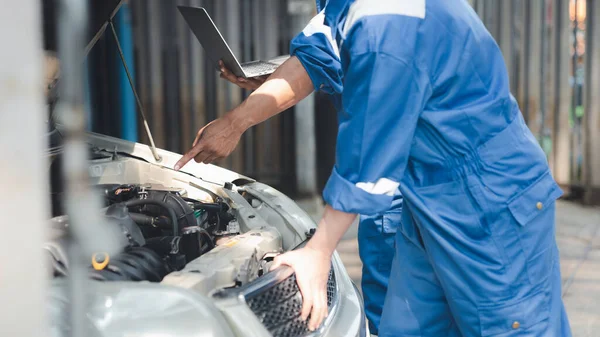 Dwóch Profesjonalnych Mechaników Samochodowych Pomaga Kontroli Samochodu Klienta Jest Wprowadzany — Zdjęcie stockowe