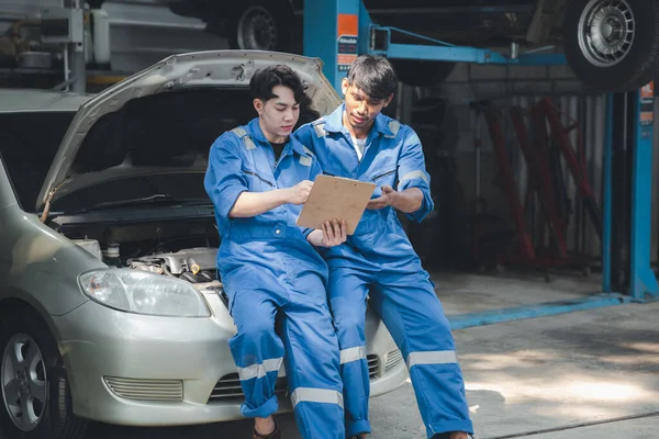Profesyonel Araba Tamircisi Birlikte Araba Teftiş Belgelerine Bakıyor Her Türlü — Stok fotoğraf