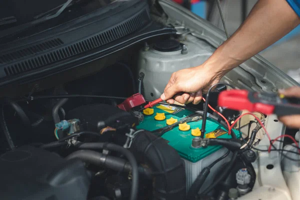 Profesyonel Tamirci Müşterinin Arabasının Elektrik Sistemini Kontrol Ediyor Tamir Için — Stok fotoğraf