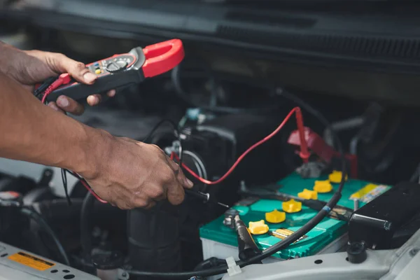 Profesyonel Tamirci Müşterinin Arabasının Elektrik Sistemini Kontrol Ediyor Tamir Için — Stok fotoğraf