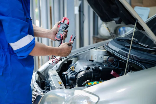 Professional Mechanic Checking Customer Car Electrical System Brought Repair All — Stock Photo, Image