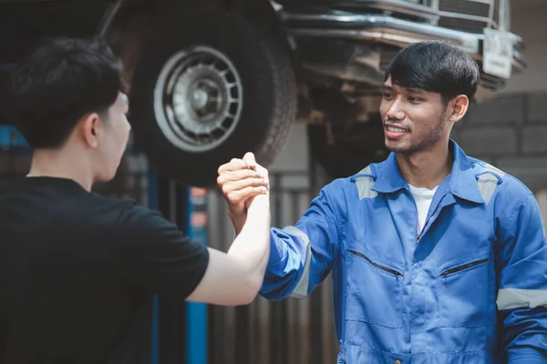 两名专业汽车机械师握手 各类汽车专家 汽车维修专家和标准汽车维修中心 — 图库照片