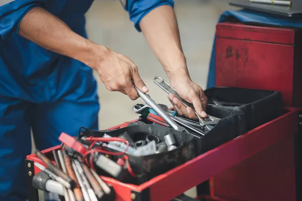 Araç raflarında otomobil tamir araçlarını arayan profesyonel araba tamircileri, her türlü otomobil uzmanları, uzman oto tamircileri ve akredite edilmiş otomobil tamir merkezleri.