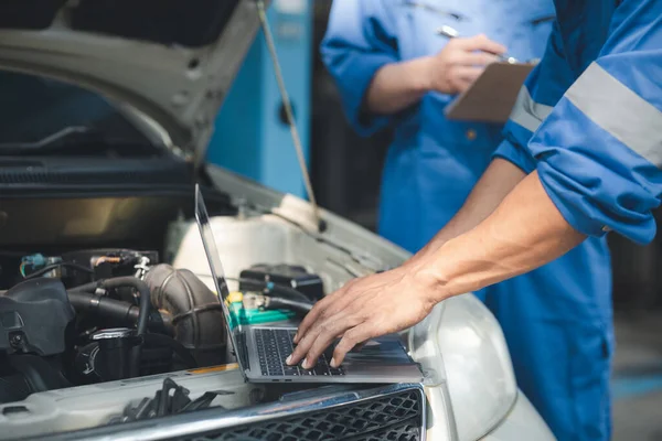 Dwóch Profesjonalnych Mechaników Samochodowych Pomaga Kontroli Samochodu Klienta Jest Wprowadzany — Zdjęcie stockowe