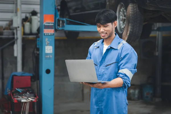 Professional mechanics are helping to check the customer\'s repair information that is brought to repair, all kinds of car experts, expert car repairs and standardized car repair centers.