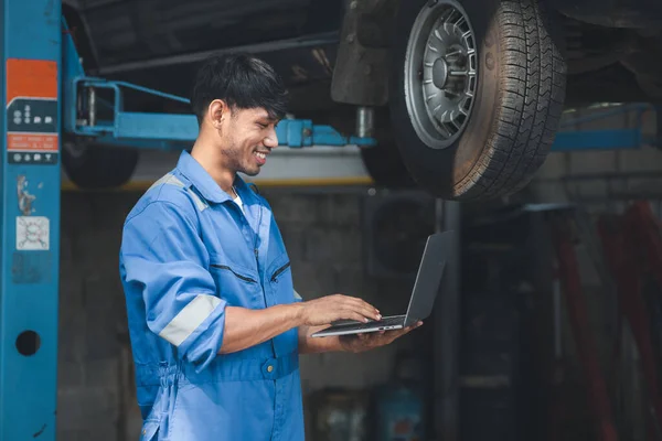 Professional mechanics are helping to check the customer\'s repair information that is brought to repair, all kinds of car experts, expert car repairs and standardized car repair centers.