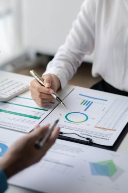 Tartışmalara, iş toplantılarına, şirket satış toplantılarına katılan insan grupları, şirket performansının özeti ve beyin fırtınası. İş stratejisi yönetim kavramı.