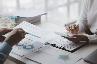 Tartışmalara, iş toplantılarına, şirket satış toplantılarına katılan insan grupları, şirket performansının özeti ve beyin fırtınası. İş stratejisi yönetim kavramı.