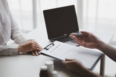 Doktorlar, hastane muayene odalarındaki hastalara tedavi, uzmanların hastalıklarını tedavi ve hedef gösterilmiş tedaviler konusunda tavsiyelerde bulunuyorlar. Tıbbi tedavi ve uzman kavramları.