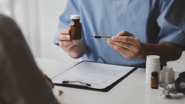 Doktorlar, hastane muayene odalarındaki hastalara tedavi, uzmanların hastalıklarını tedavi ve hedef gösterilmiş tedaviler konusunda tavsiyelerde bulunuyorlar. Tıbbi tedavi ve uzman kavramları.