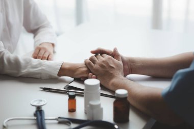 Doktorlar, hastane muayene odalarındaki hastalara tedavi, uzmanların hastalıklarını tedavi ve hedef gösterilmiş tedaviler konusunda tavsiyelerde bulunuyorlar. Tıbbi tedavi ve uzman kavramları.