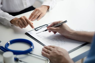 Doctors are giving advice on treatment to patients in hospital examination rooms, treating diseases from specialists and providing targeted treatment. Concepts of medical treatment and specialists.