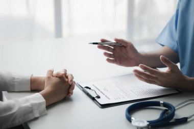 Doktorlar, hastane muayene odalarındaki hastalara tedavi, uzmanların hastalıklarını tedavi ve hedef gösterilmiş tedaviler konusunda tavsiyelerde bulunuyorlar. Tıbbi tedavi ve uzman kavramları.