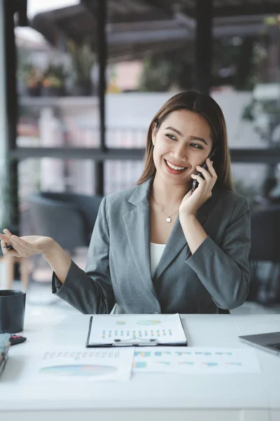 Kvinna Som Pratar Telefon Affärskvinna Kontoret Som Kommunicerar Med Kunder — Stockfoto