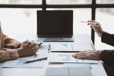 Girişimci şirket toplantılarının atmosferi, iş adamları yatırım finansmanlarını özetlemek ve planlamak için bir araya geliyorlar, şirketin kurucuları onlar. İş yönetimi kavramı.