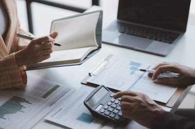 İş adamı grubu ofiste toplanıyor, finans ve finans yönetimi konusunda toplanıyorlar, iş ortakları. Yeni başlayan şirketler için konsept mali yönetim