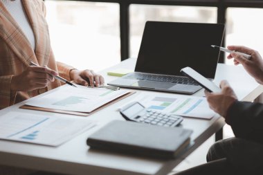 İş adamı grubu ofiste toplanıyor, finans ve finans yönetimi konusunda toplanıyorlar, iş ortakları. Yeni başlayan şirketler için konsept mali yönetim