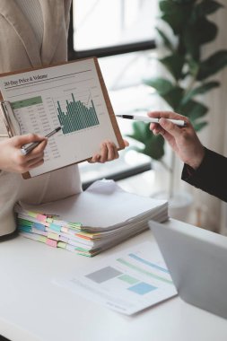 Tartışmalara, iş toplantılarına, şirket satış toplantılarına katılan insan grupları, şirket performansının özeti ve beyin fırtınası. İş stratejisi yönetim kavramı.