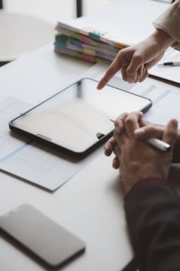 Tartışmalara, iş toplantılarına, şirket satış toplantılarına katılan insan grupları, şirket performansının özeti ve beyin fırtınası. İş stratejisi yönetim kavramı.