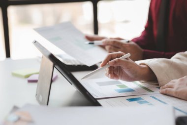 Tartışmalara, iş toplantılarına, şirket satış toplantılarına katılan insan grupları, şirket performansının özeti ve beyin fırtınası. İş stratejisi yönetim kavramı.