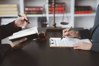 Attorneys or lawyers are advising clients in defamation cases, they are collecting evidence to bring charges against the parties for damages. The concept of defamation case counseling.