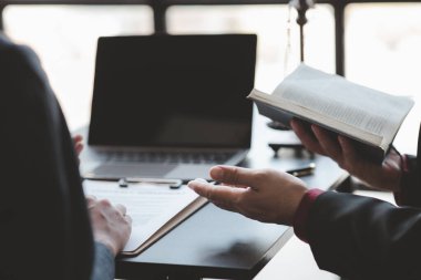 Attorneys or lawyers are advising clients in defamation cases, they are collecting evidence to bring charges against the parties for damages. The concept of defamation case counseling.