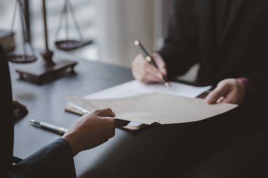 Avukatlar ve yolsuzluk, yolsuzluk ve rüşvet yasadışıdır ve halka adaletsizlik, yetkililere rüşvet, yasadışı eylemler yaratır. Avukat rüşvet kavramı.