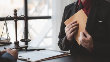 Avukatlar ve yolsuzluk, yolsuzluk ve rüşvet yasadışıdır ve halka adaletsizlik, yetkililere rüşvet, yasadışı eylemler yaratır. Avukat rüşvet kavramı.